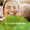 Verschwommene Darstellung einer Person, die ein Kind hält und küsst, mit Text „Für die ganze Familie*“ und „*Geeignet für Erwachsene und Kinder ab 2 Jahren“