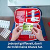 Person mit geöffneter Hausapotheke auf dem Schoß, in der sich verschiedene Medikamente, Blisterpackungen, ein Thermometer und Verbandsmaterial befinden. In der Hand hält die Person eine Packung Imupret® N Dragees von Bionorica. Auf dem Tisch daneben steht ein Glas Wasser. Text im Bild: „Jederzeit griffbereit, damit der Infekt keine Chance hat.“