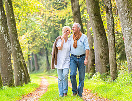 Älteres Paar macht einen Spaziergang durch den Wald