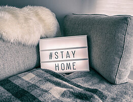 Lichtbox mit Hashtag #stayhome