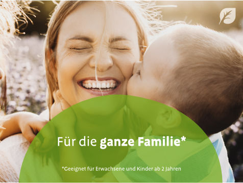 Verschwommene Darstellung einer Person, die ein Kind hält und küsst, mit Text „Für die ganze Familie*“ und „*Geeignet für Erwachsene und Kinder ab 2 Jahren“