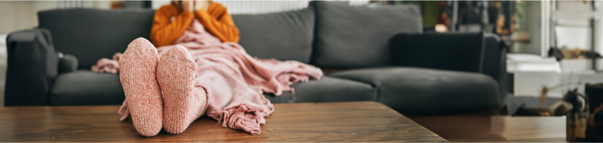 Header Bild Frau mit Erkältung